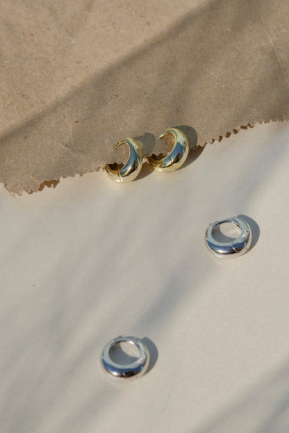 Midi Droplet Hug Hoop in Gold